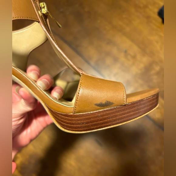 Michael Kors 9 Berkeley T strap sandals in Luggage - Picture 5 of 11